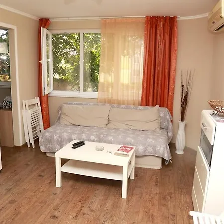 Top Center, Quiet, Independant Apartment *