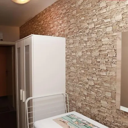 Apartment Top Center, Quiet, Independant *